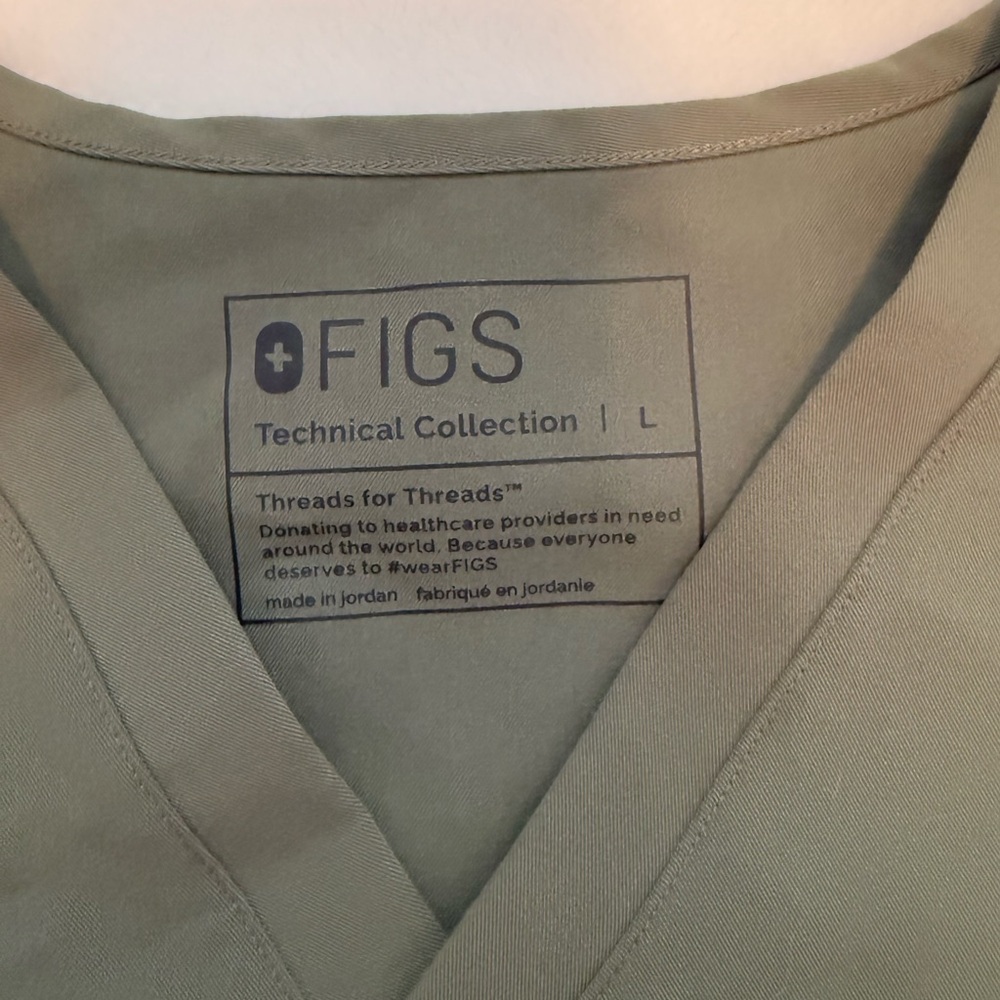 2 Figs Woman’s Catrina One Pocket Short-Sleeve V-Neck Pocket Tee — Mauve & Moss - Picture 4 of 6